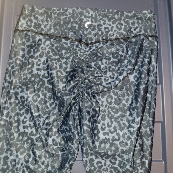 ZYIA STONE LEOPARD SCRUNCHY LEGGINGS - Picture 2 of 3